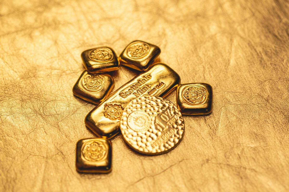 Bar chart showing average melt value per gram of common scrap items: 14K gold ($32/g), sterling silver ($0.75/g), dental gold alloy ($28/g), and CPU pins ($1.20/g)