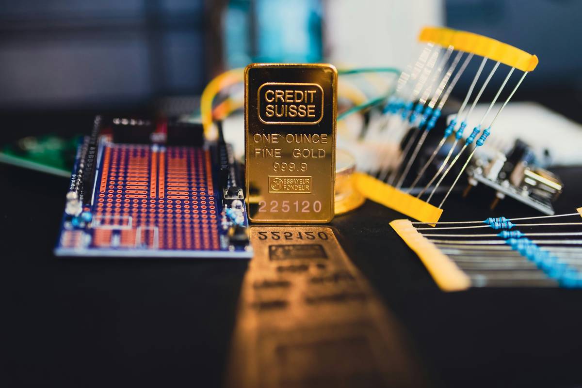 Close-up diagram showing gold-plated areas on a computer motherboard: edge connectors, CPU socket pins, and memory module contacts
