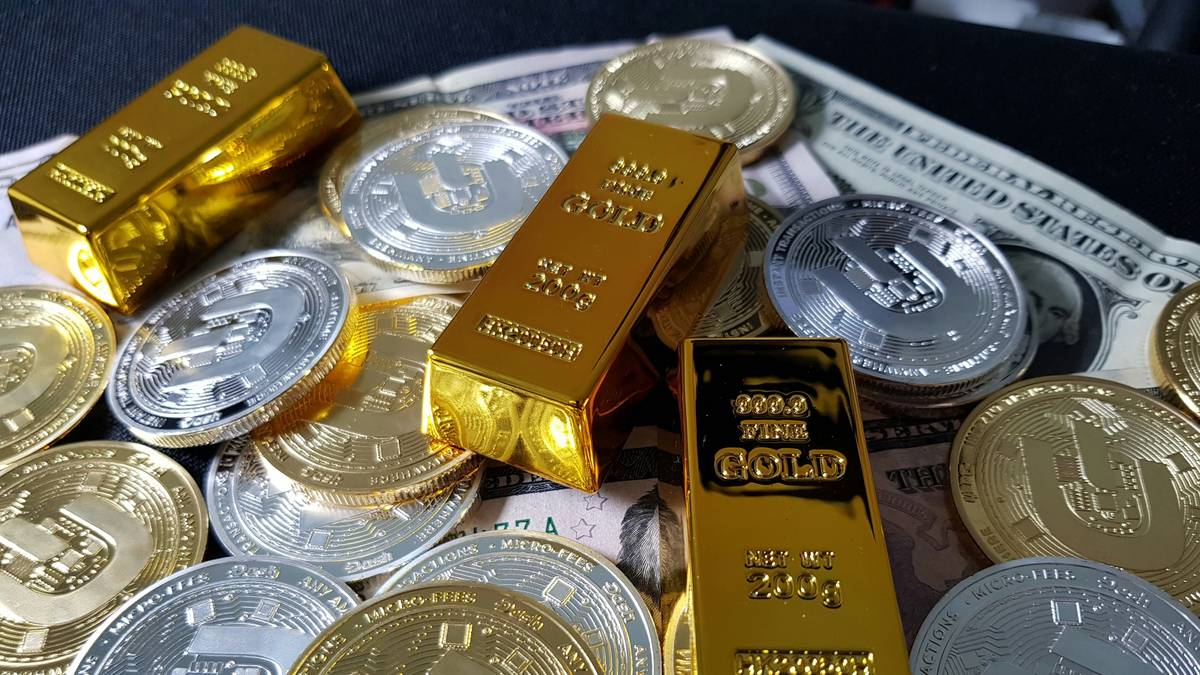 Infographic showing average value of common scrap gold items: 10K class ring = $95, 14K broken chain = $210, 18K earrings = $180, based on May 2024 spot price