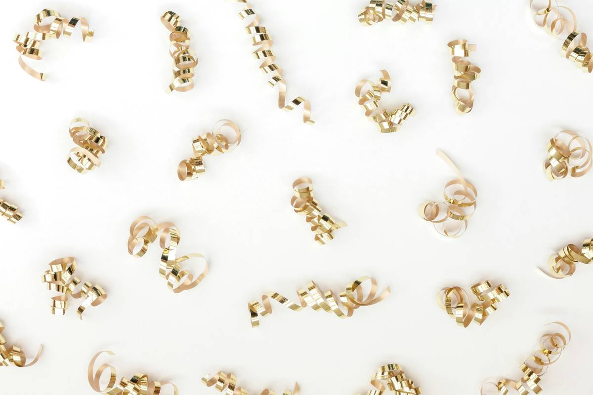 Infographic showing common scrap gold items: broken chains, class rings, dental crowns, and watch cases—with karat stamps highlighted