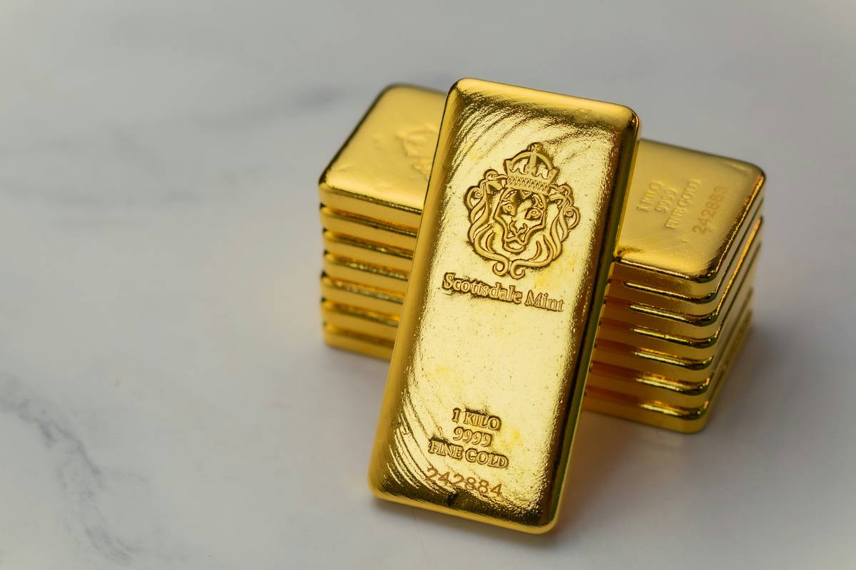 Side-by-side bar chart: Pawn shop payout $210 vs. gold trust buyer payout $538 for identical scrap gold lot